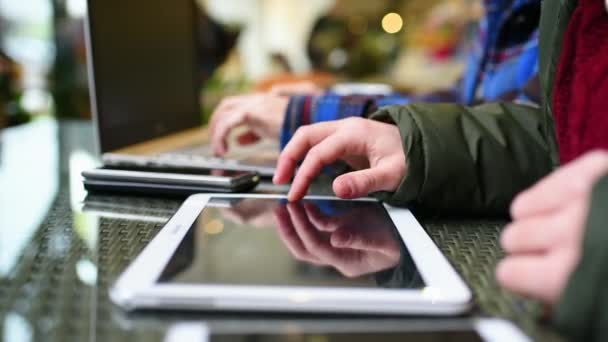 Close Mulheres Trabalhando Laptop Tablet Digital — Vídeo de Stock