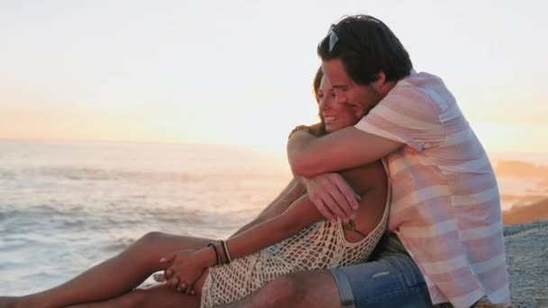 Ζευγάρι Στην Παραλία Στο Ηλιοβασίλεμα — Αρχείο Βίντεο