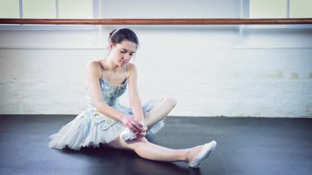 女孩伸展在芭蕾演播室在舞蹈工作室 — 图库视频影像
