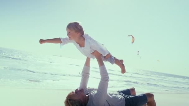 Pai Com Filho Divertindo Praia — Vídeo de Stock