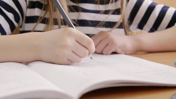 Menina Escrevendo Livro Didático Mesa Debica Podkarpackie Polónia — Vídeo de Stock