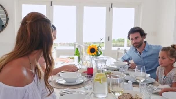 Familia Mesa Comiendo — Vídeos de Stock