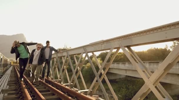 鉄道線路に荷物を持つ3人の男性 — ストック動画