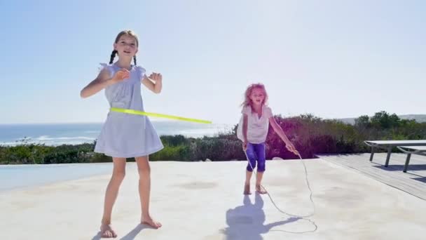 Κορίτσια Παίζουν Πλαστικό Στεφάνι Και Άλμα Σχοινί Εξωτερικούς Χώρους — Αρχείο Βίντεο