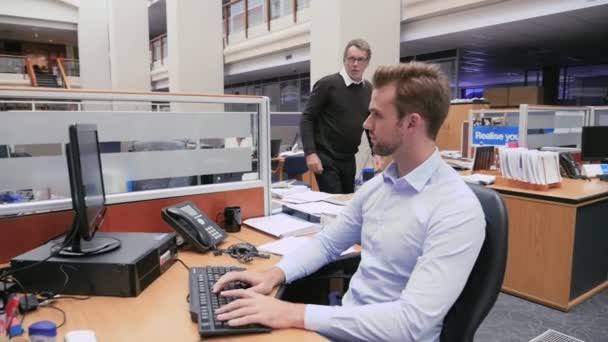 Männliche Kollegen Arbeiten Büro Mit Dem Computer — Stockvideo