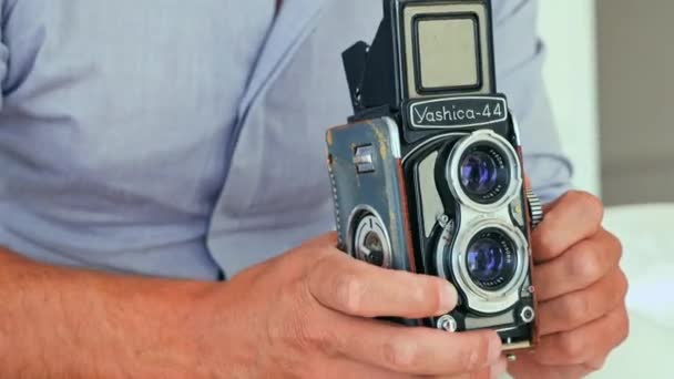 Gros Plan Homme Préparant Caméra Vintage — Video