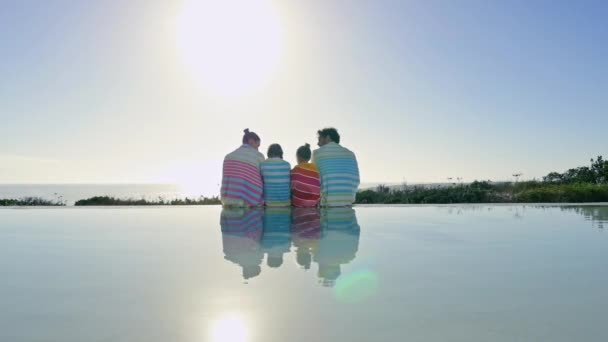Yüzme Havuzu Tarafından Oturan Kızları Ile Ebeveynlerin Arka Görünümü — Stok video