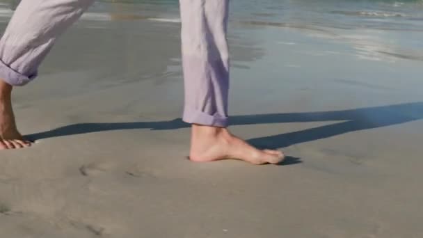 Primer Plano Hombre Caminando Playa — Vídeo de stock