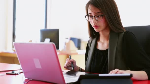Mujer Joven Que Trabaja Computadora Portátil Tabletas Gráficas — Vídeos de Stock