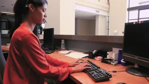 Kvinnliga Receptionisten Hälsning Besökare Lobbyn — Stockvideo