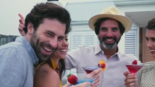 Persone Con Cocktail Che Ballano Nel Patio — Video Stock