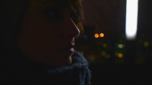 Закрыть Портрет Серьезной Женщины Ночью — стоковое видео