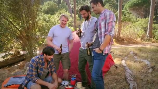 四个人在帐篷前用啤酒说话 — 图库视频影像