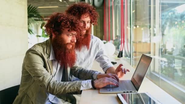 Gêmeos Masculinos Usando Laptop Café — Vídeo de Stock