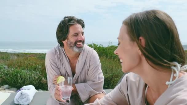 Portretul Cuplului Adult Care Relaxează Terasă — Videoclip de stoc
