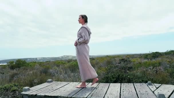 Mulher Roupão Banho Calçadão Madeira — Vídeo de Stock