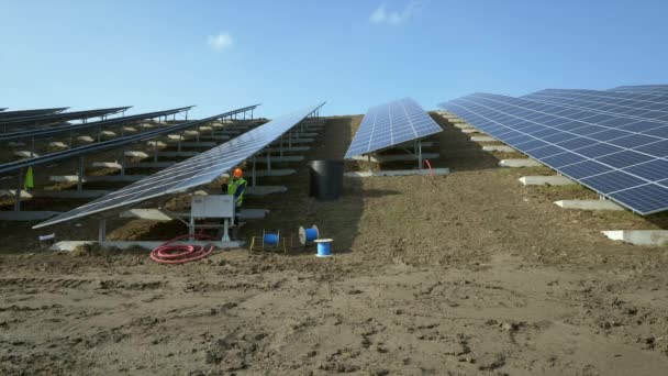 Hombres Instalando Paneles Solares — Vídeo de stock