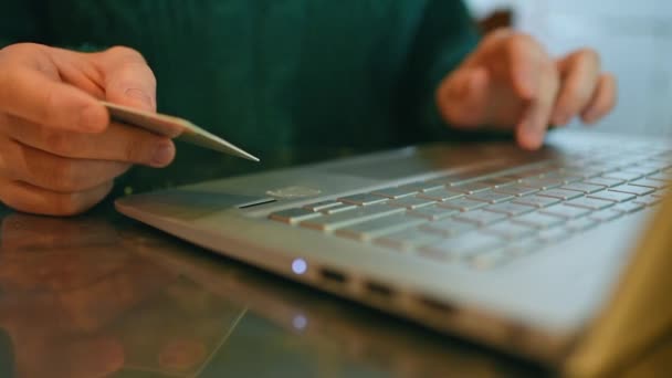 Close Mulher Digitando Laptop Segurando Cartão Crédito — Vídeo de Stock