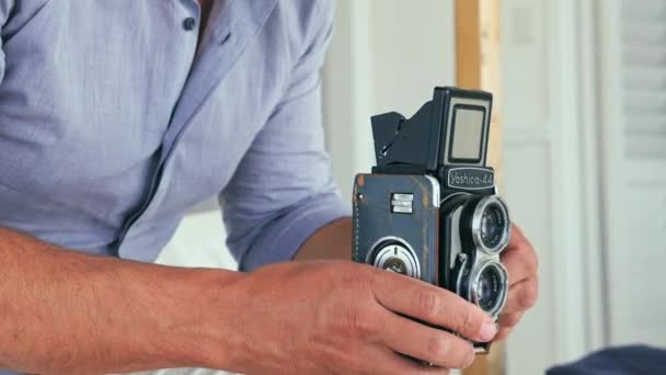 Κοντινό Πλάνο Του Ανθρώπου Προετοιμασία Vintage Φωτογραφική Μηχανή — Αρχείο Βίντεο