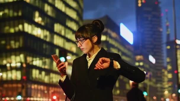 Kobieta Kobieta Interesu Sprawdzanie Czasu Smartphone Nocy Miasto — Wideo stockowe