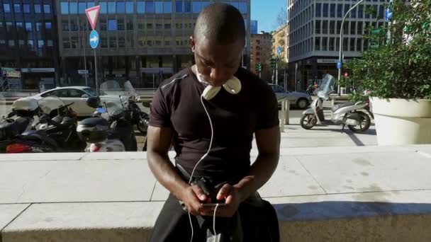 Adam Kısa Açık Havada Şehirde Mesaj — Stok video