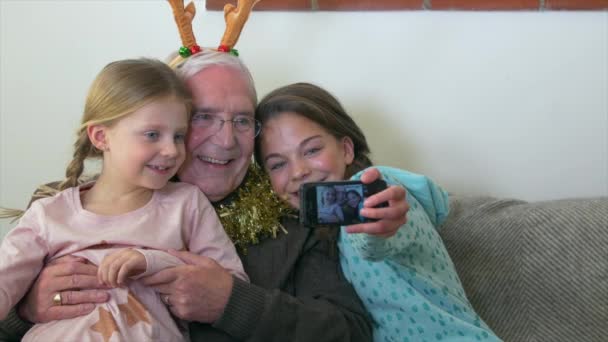 Two Girls Taking Selfie Grandfather — Stock Video