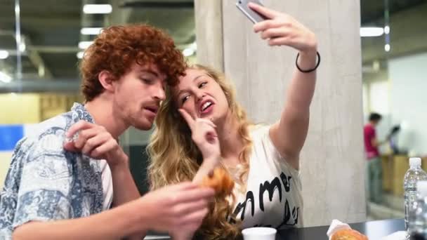 Amigos Hablando Selfie Cafetería — Vídeos de Stock