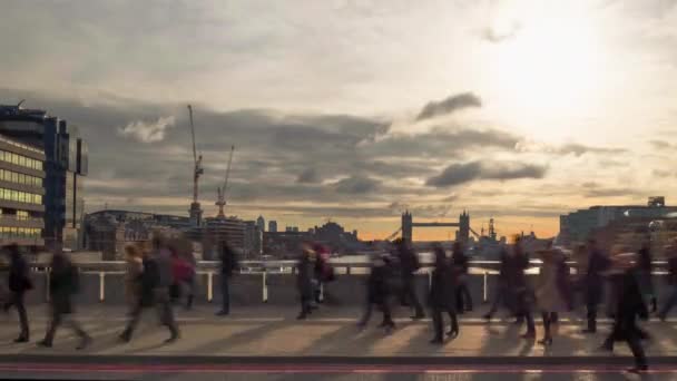 ラッシュアワーの時間経過 ロンドン イギリスの橋の上 — ストック動画