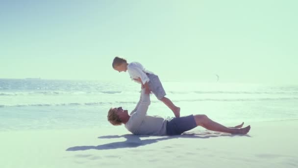 Padre Con Hijo Divirtiéndose Playa — Vídeos de Stock