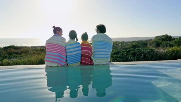 Vista Trasera Los Padres Con Hijas Sentadas Junto Piscina — Vídeos de Stock