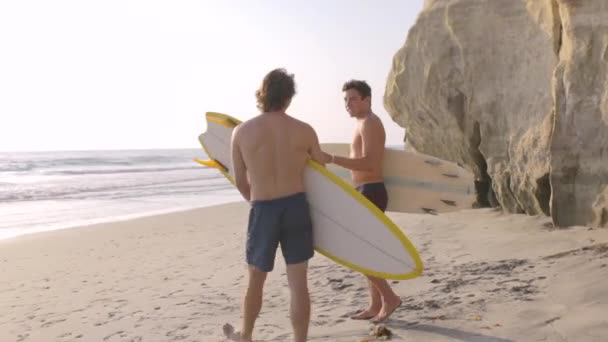 Deux Jeunes Hommes Marchant Sur Plage Avec Des Planches Surf — Video