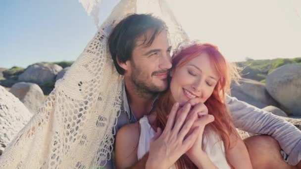 情侣拥抱在海滩帐篷的肖像 — 图库视频影像
