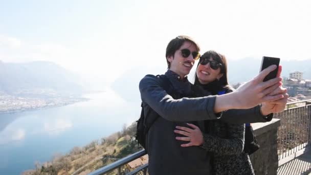 Pareja Tomando Selfie Montañas — Vídeos de Stock