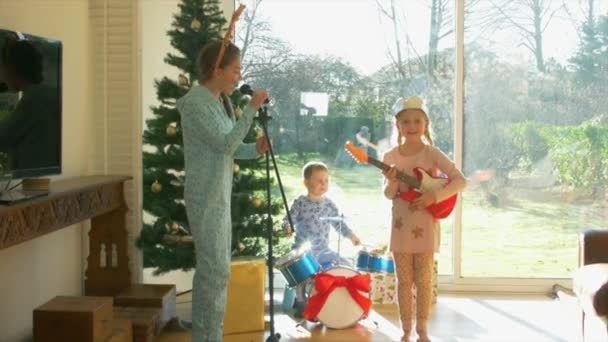 Niño Niñas Con Instrumentos Por Árbol Navidad — Vídeo de stock