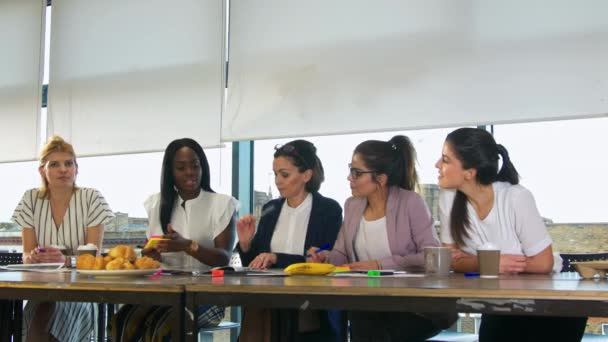 Жінки Бізнес Які Розмовляють Під Час Зібрання Офісі — стокове відео