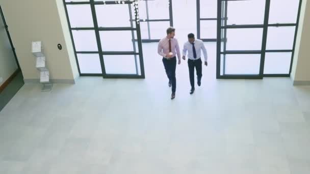 オフィスに歩くビジネスマン — ストック動画