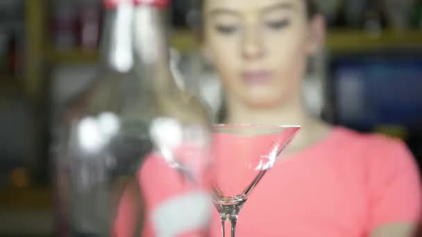 Barmanka Kobieta Robi Koktajl — Wideo stockowe