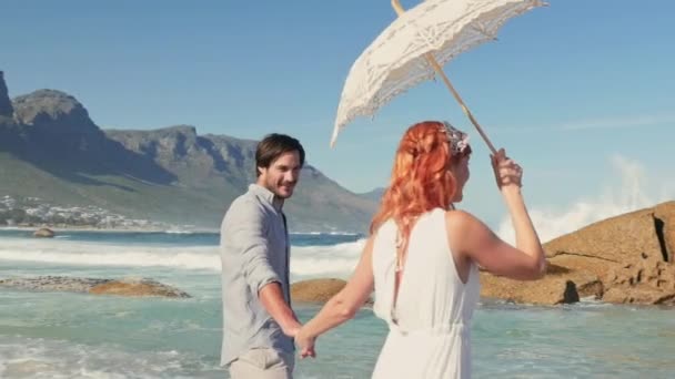 Portret Van Paar Met Parasol Waden Zee — Stockvideo