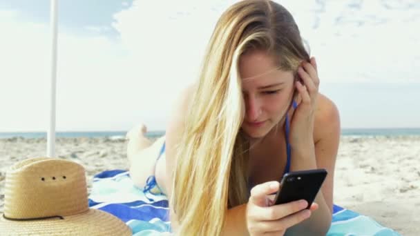 Žena Pomocí Telefonu Chůzi Pláži — Stock video