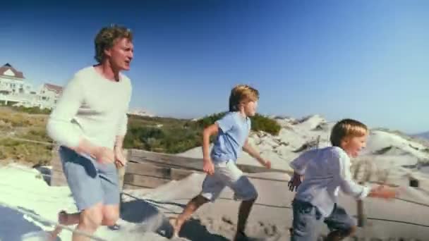 Zijaanzicht Van Vader Met Zonen Die Strand Lopen — Stockvideo