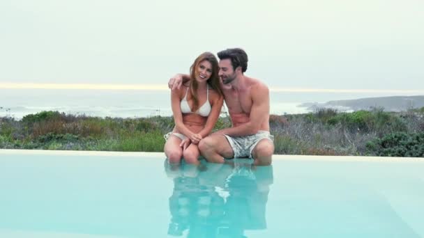 夫妻二人坐在游泳池里 — 图库视频影像