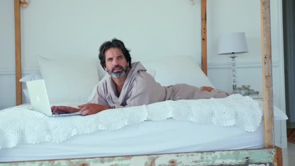 Человек Ноутбуком Смотрит Кровать — стоковое видео
