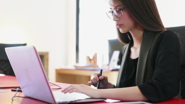 Mujer Joven Que Trabaja Computadora Portátil Tabletas Gráficas — Vídeos de Stock