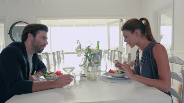 若いカップルのお食事の側面図 — ストック動画