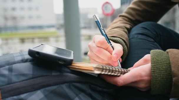 Close Van Vrouw Schrijven Notebook — Stockvideo