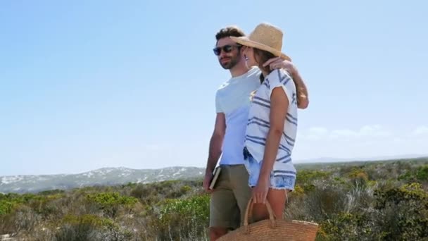 Junges Paar Mit Blick Auf Die Küste — Stockvideo