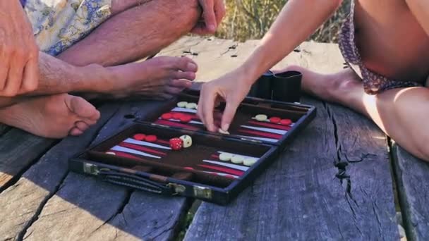 Primer Plano Del Hombre Mujer Jugando Backgammon — Vídeos de Stock