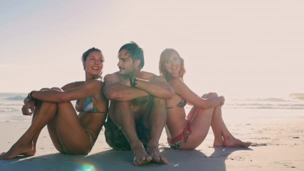 坐在海滩上的妇女和男子 — 图库视频影像