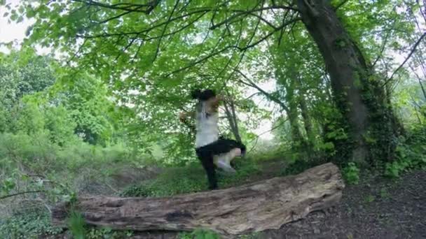 Donna Che Corre Nel Parco Giorno — Video Stock