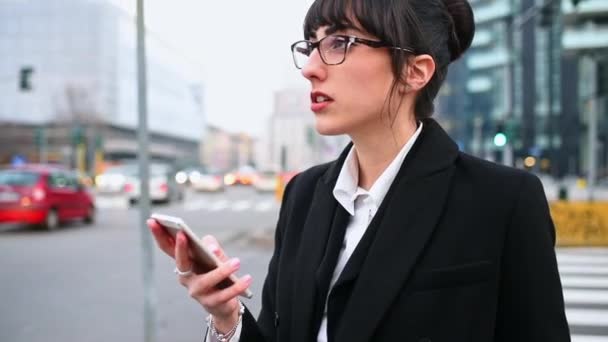 Junge Geschäftsfrau Nutzt Smartphone Der Stadt — Stockvideo